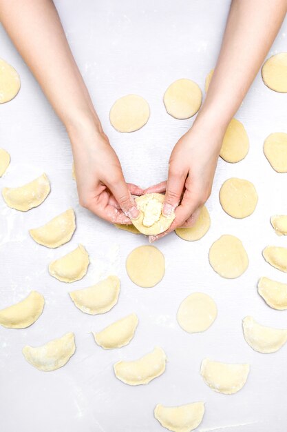 Les mains de la femme font des raviolis