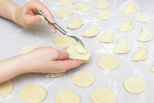 Les mains de la femme font des raviolis