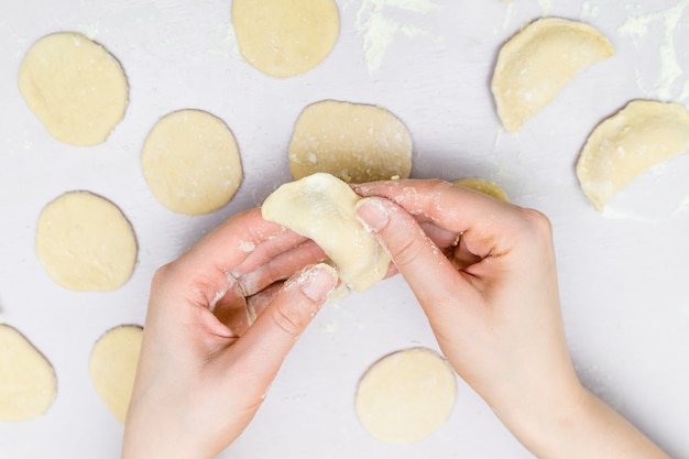 Les mains de la femme font des raviolis