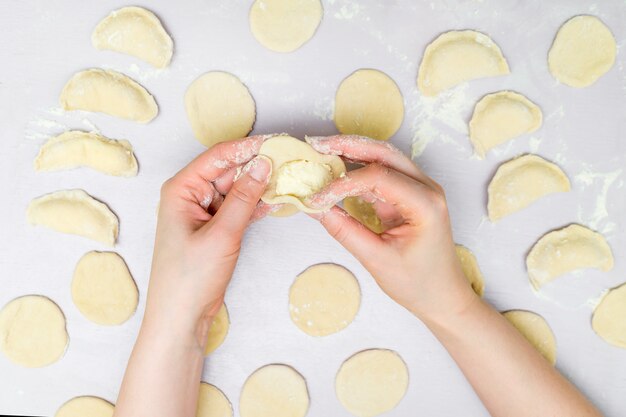 Les mains d'une femme font des raviolis