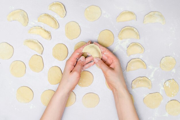 Les mains d'une femme font des raviolis