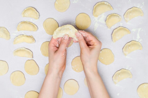 Les mains d'une femme font des raviolis