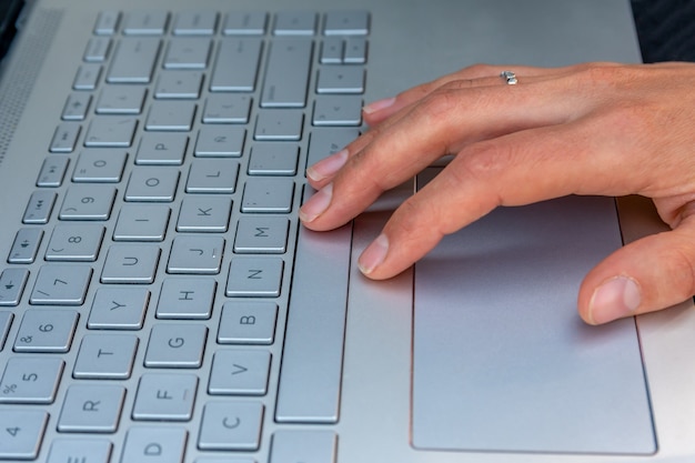 Mains de femme hispanique tapant sur ordinateur portable