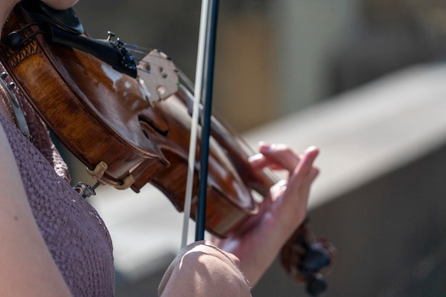 Mains de femme jouant le détail du violon