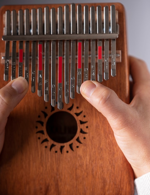 Photo mains de femme jouant le kalimba