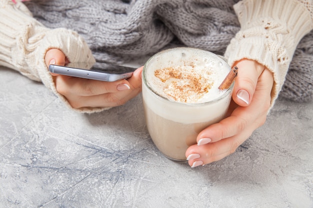 Mains de femme avec un latte