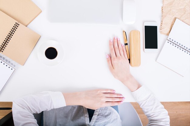 Photo les mains de la femme sur le lieu de travail