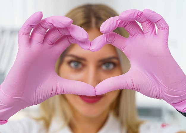 Mains de la femme médecin montrant la forme du coeur Mains du médecin gros plan Aide médicale prophylaxie ou concept d'assurance Cardiologie carehealth protection et prévention Concept de coeur sain