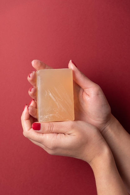 Photo mains de femme montrant du savon sur un espace de copie ordinaire