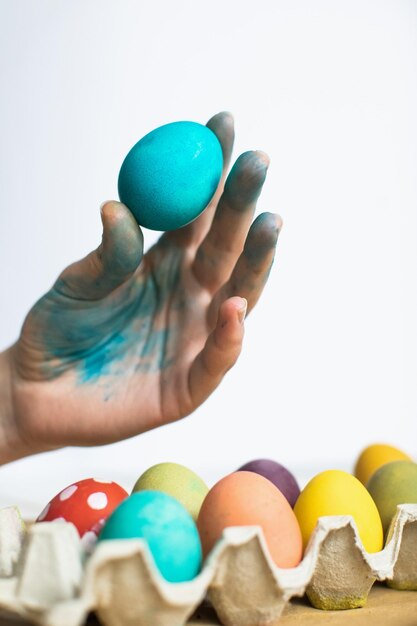 Mains de femme avec des oeufs de pâques bleus