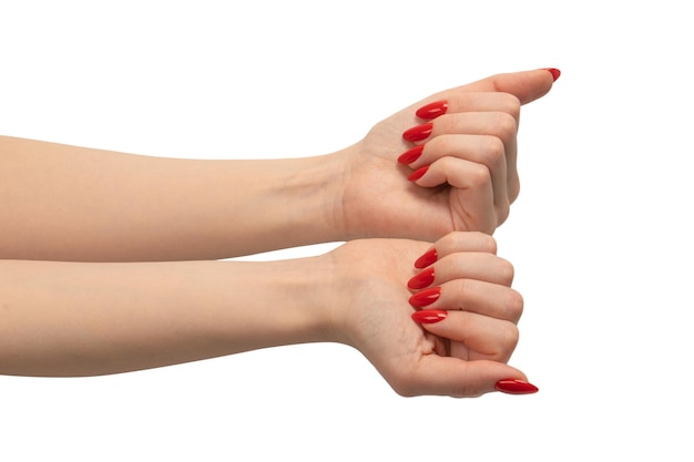 Mains de femme avec des ongles rouges isolés sur fond blanc