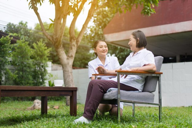 Mains de femme patient senior tenant avec le concept de soins infirmiers à domicile soignant