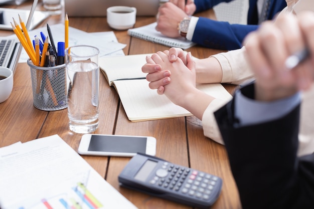 Mains de femme pendant le processus de travail lors d'une réunion d'affaires