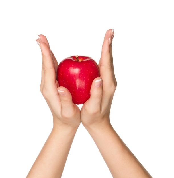 Mains de femme avec pomme rouge isolées sur fond blanc