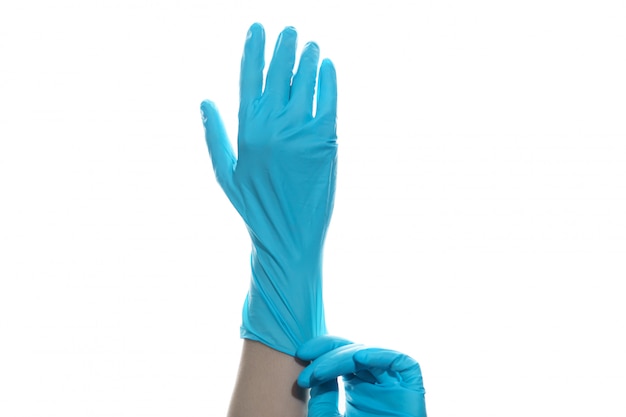 Mains de femme portant des gants de protection bleus