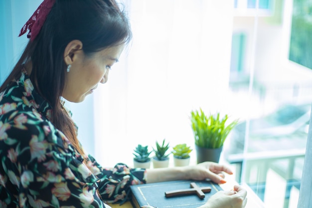 Mains De Femme Priant Dieu Avec La Bénédiction Biblique Pour Souhaiter Une Vie Meilleure