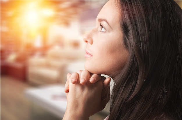 mains de femme priant dieu avec la bible.