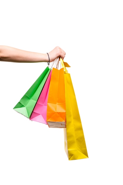 Mains de femme avec des sacs à provisions.