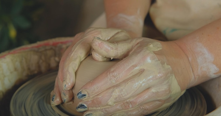 Photo les mains d'une femme sont peintes sur une roue de poterie