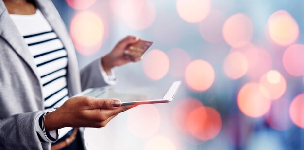 Photo mains de femme et tablette avec carte de crédit pour le paiement bancaire en ligne ou le commerce électronique sur fond bokeh gros plan d'une personne féminine avec technologie de débit et application bancaire pour l'achat ou l'achat de transactions