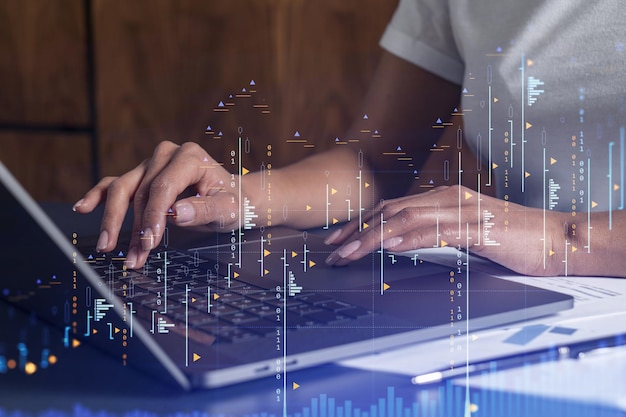 Mains de femme tapant le clavier pour rechercher le marché boursier pour procéder aux bonnes solutions d'investissement Concept de commerce et de gestion de patrimoine sur Internet Vêtements décontractés Hologramme Forex graphique sur gros plan