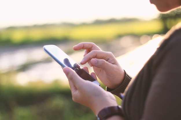 Mains de femme tenant le smartphone.