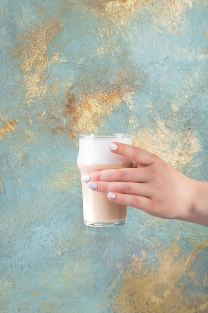 Mains de femme tenant une tasse ou une tasse en verre de café photo de haute qualité
