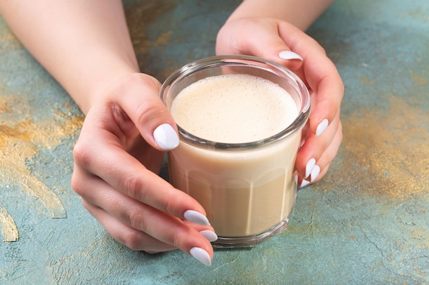 Mains de femme tenant une tasse ou une tasse en verre de café photo de haute qualité