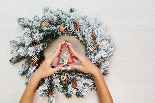 Les mains de la femme tiennent des jouets Vue de dessus de la texture festive de noël avec des décorations du nouvel an