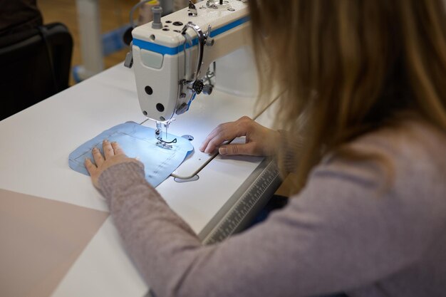 Photo les mains d'une femme en train de coudre sur une machine à coudre sous différents angles