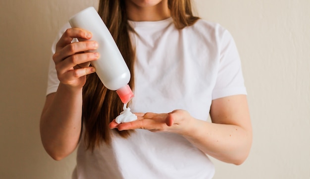 Mains de femme avec un tshirt blanc