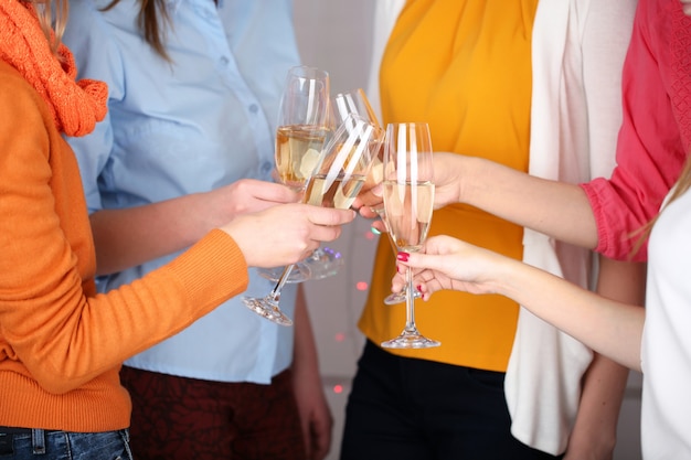 Mains de femme avec des verres de champagne