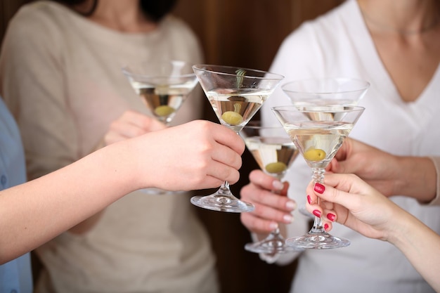 Mains de femme avec des verres de gros plan de martini