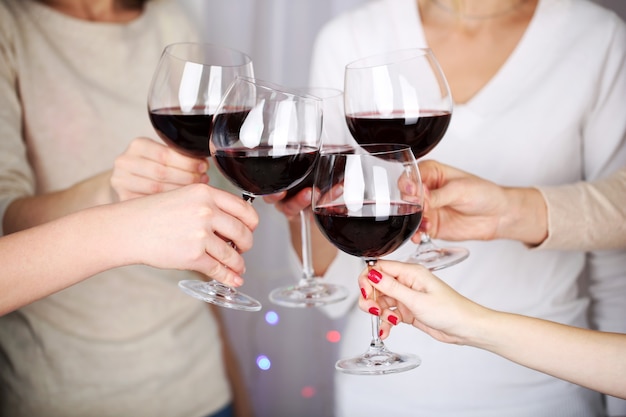 Mains de femme avec des verres de vin close-up