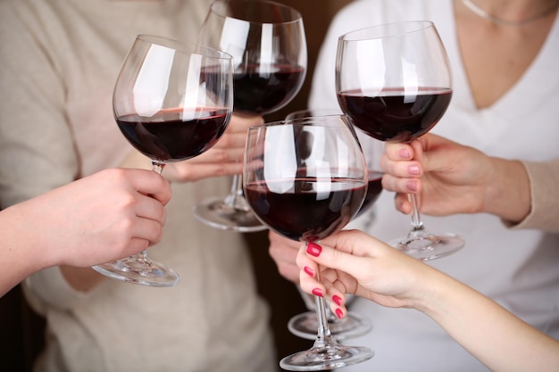 Mains de femme avec des verres de vin close-up