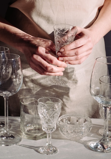 Les mains de la femme avec des verres à vin