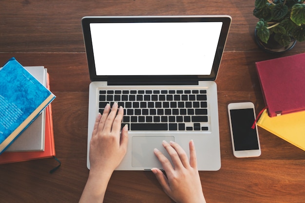 Mains de femme vue de dessus en tapant sur le clavier de l&#39;ordinateur portable