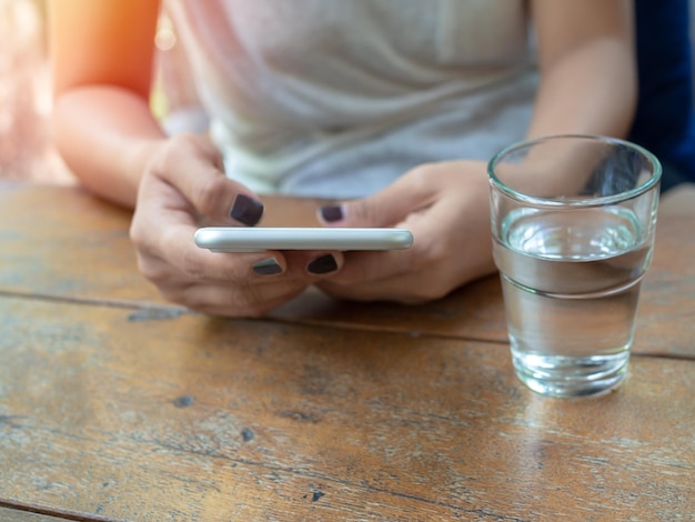 Mains de femmes à l'aide de smartphone