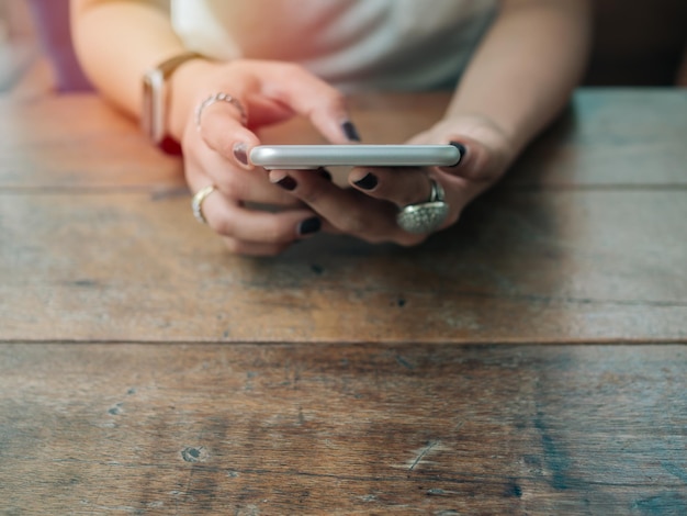 Mains de femmes à l'aide de smartphone