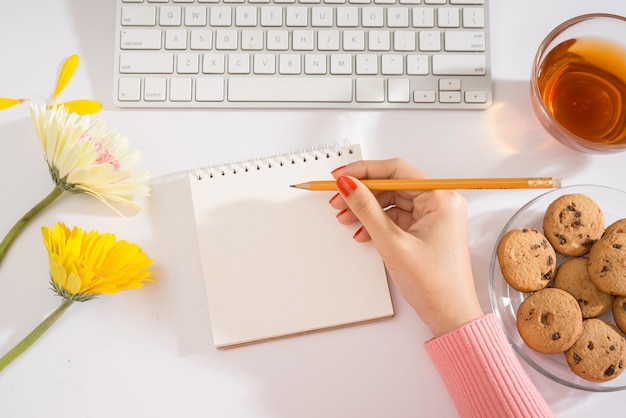 Les mains des femmes sur un clavier d'ordinateur se bouchent - en tapant