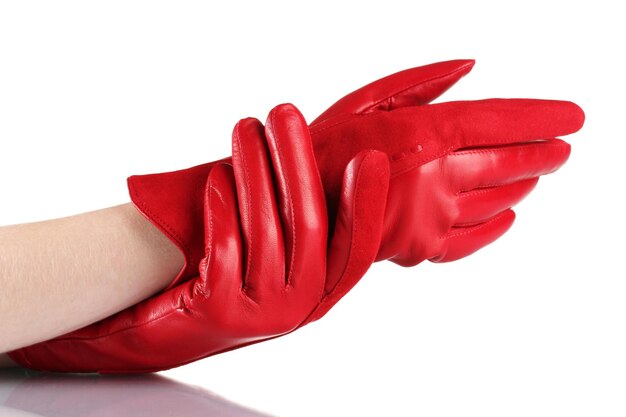 Mains de femmes dans des gants en cuir rouge isolés sur blanc