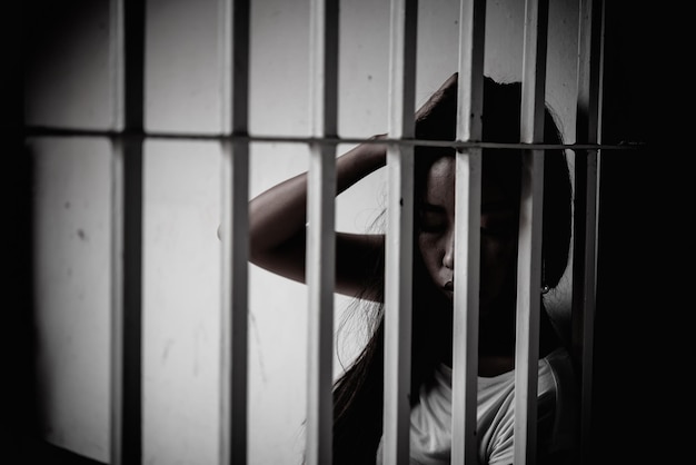 Les mains des femmes désespérées pour attraper le concept de prisonnier de fer le peuple thaïlandais espère être libre si le violateur de la loi serait arrêté et emprisonné