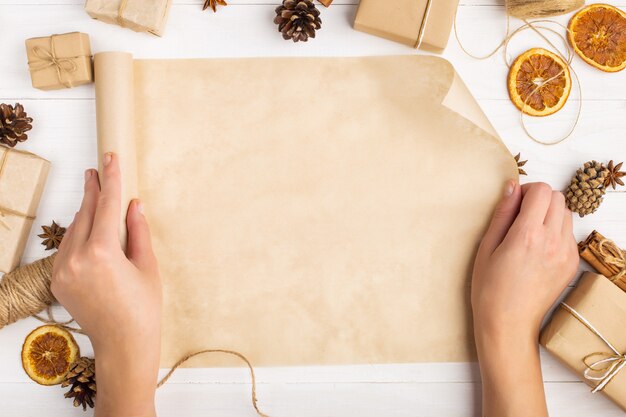 Les mains des femmes font tourner le rouleau de papier kraft