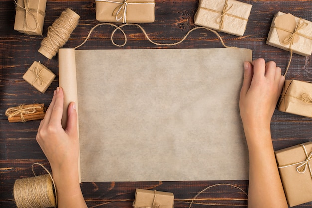 Les mains des femmes font tourner le rouleau de papier kraft