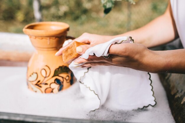Les mains des femmes lavent le linge avec du savon.