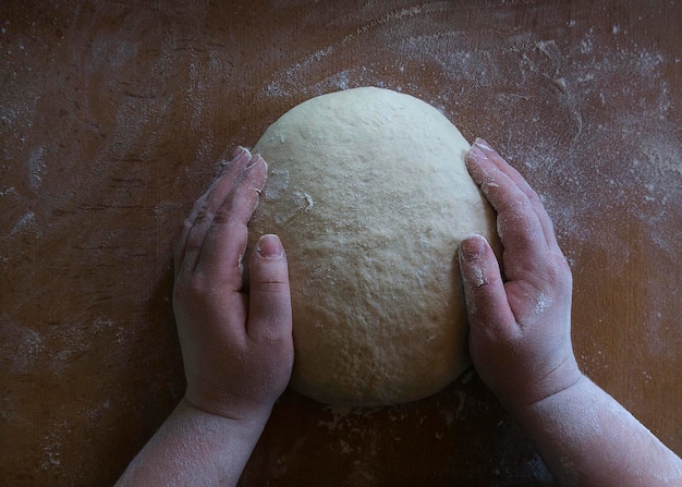 Les mains des femmes pétrissent la pâte 4