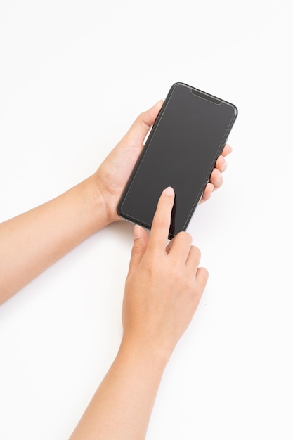 Mains de femmes tenant un smartphone sur fond blanc