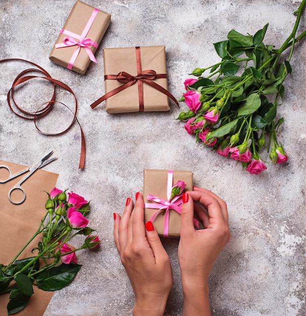 Photo les mains des femmes tiennent une boîte-cadeau