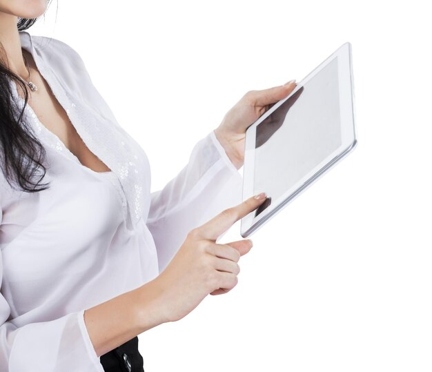 Mains fille d'affaires avec tablette sur fond blanc