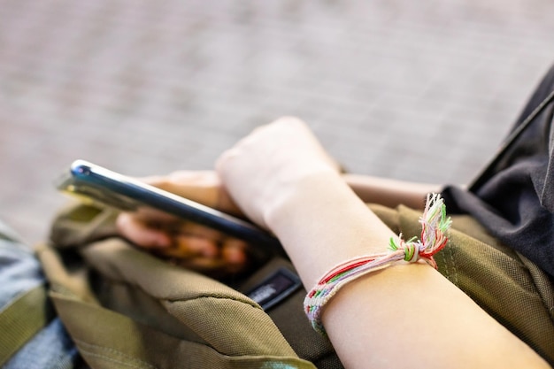 Mains de fille avec une boule de fil tenir le téléphone